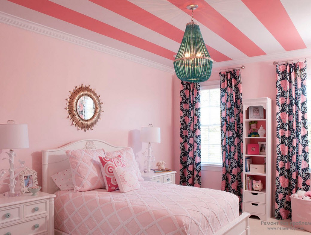 Interior feminino rosa do quarto