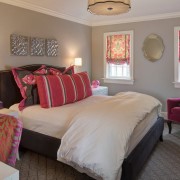 Design della camera da letto rosa femminile