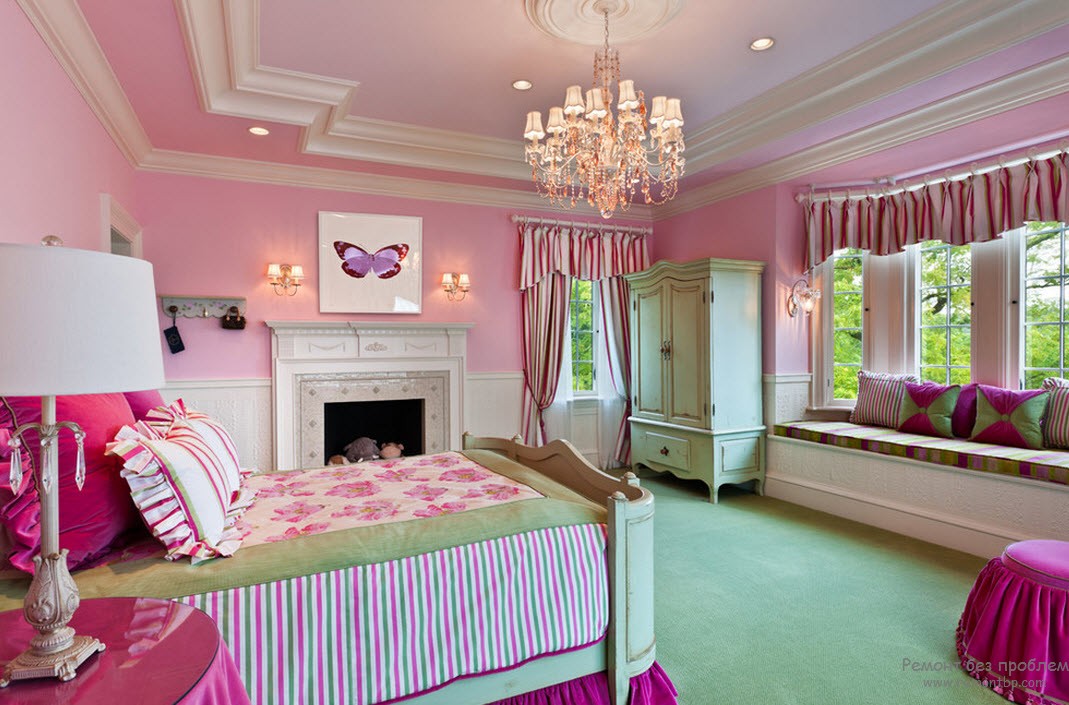 Cama rosa no quarto
