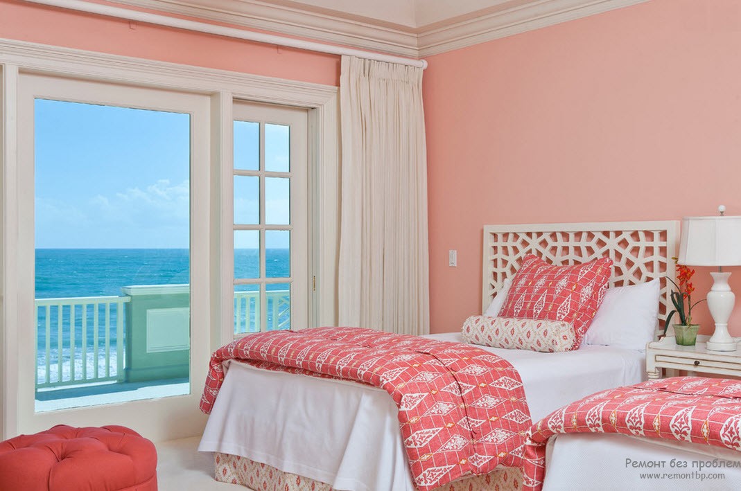 Camera da letto rosa con ampia finestra