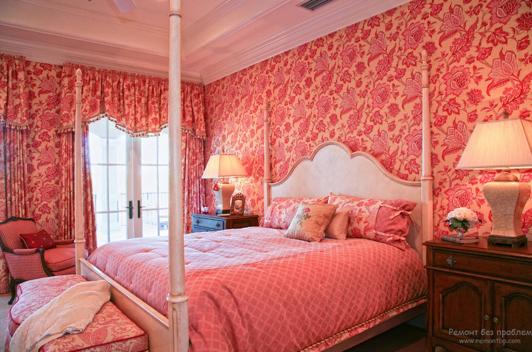 Bella camera da letto rosa chiaro