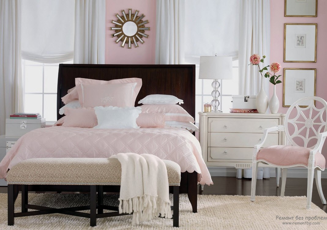 Interno camera da letto rosa