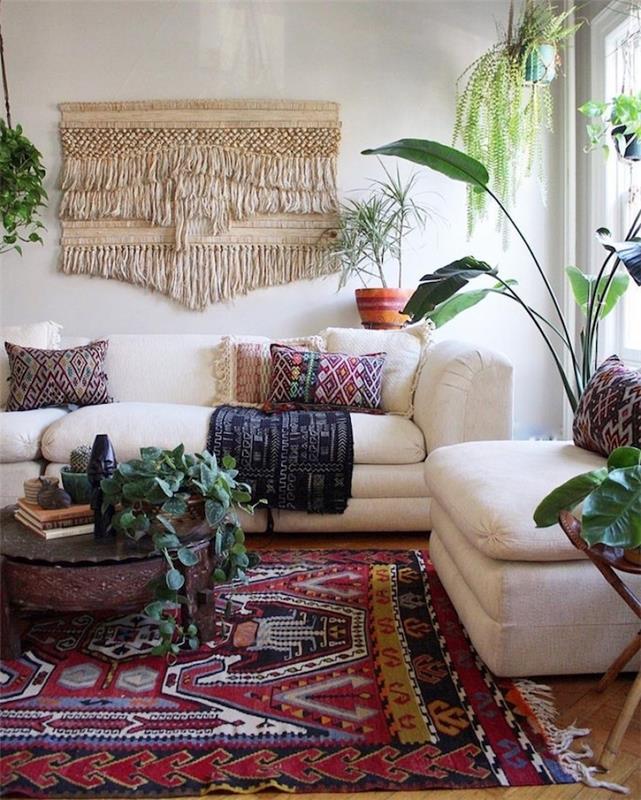Beyaz kanepe ve beyaz koltuk, rattan duvar deco fikri, oryantal halı, iç mekan bitkisi, yüksek deco iç mekan bitkisi ilhamı