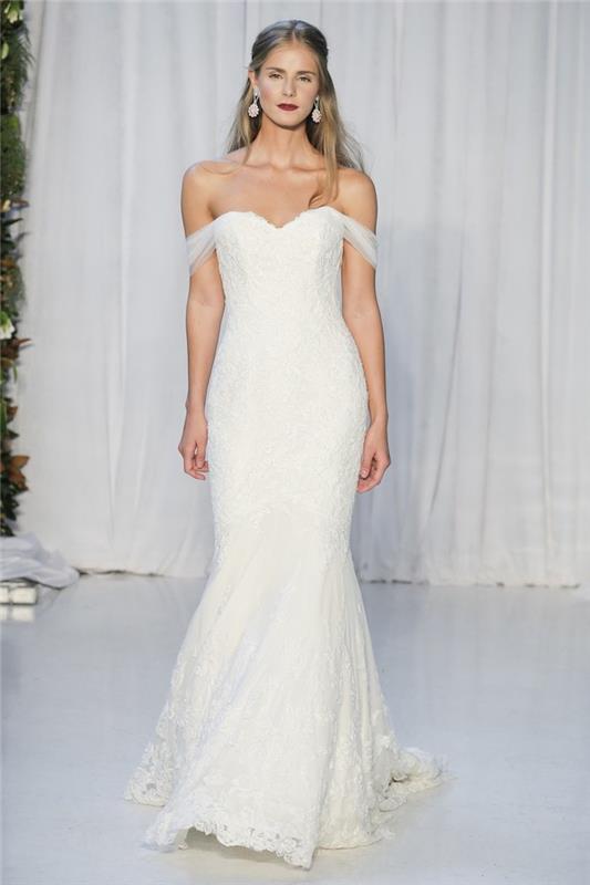 baltų nėrinių vestuvinės suknelės idėja su apvalkalo kirpimu, nukarusiomis petnešėlėmis, prašmatnios moters išvaizda