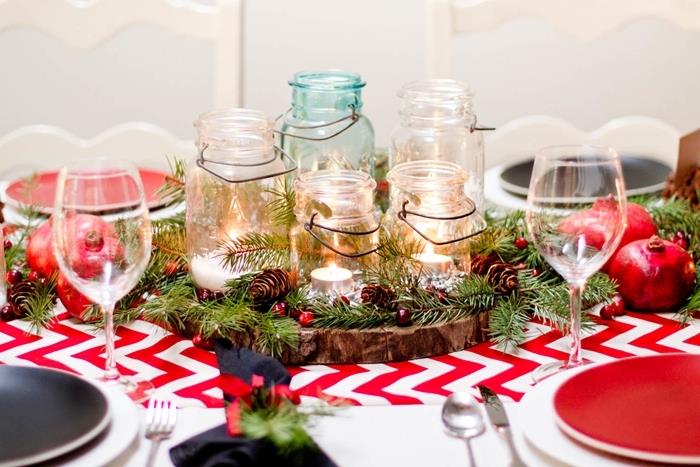 lesena podložka tradicionalna božična miza beli in rdeči prti okrogli krožniki kozarci steklo sadje zelenje sveče