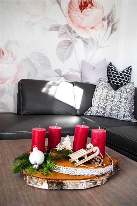 „Pasidaryk pats“ Kalėdų centro idėja medinių griežinėlių formos, puoštos nėriniais ir raudonomis žvakėmis