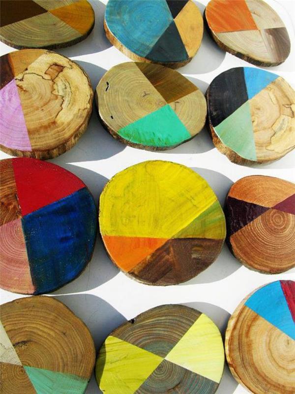 medienos rąstai-rąstai-rąstai-nudažyti ryškiomis spalvomis