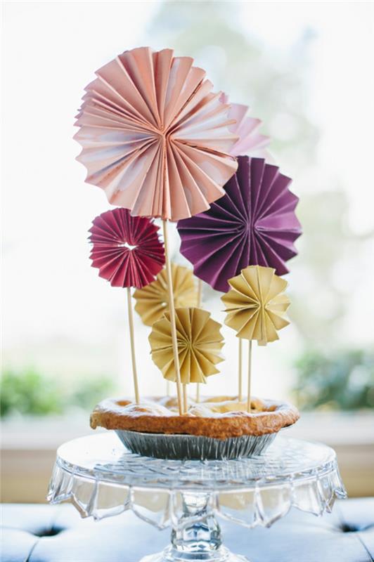 vetrnica iz barvnega papirja v obliki rozete, izvirna ideja za okras torte