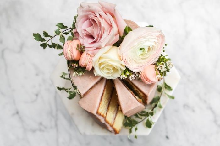 üstte romantik bir yemek için ne ev yapımı tatlı, makaron ve taze çiçeklerle süslenmiş pastel pembe kremalı yuvarlak kek modeli