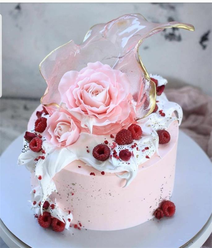 Kızın doğum günü pastası için şeker hamuru çiçekleri ve ahududu ile güzel dekorasyon, orijinal doğum günü pastası görüntüsü
