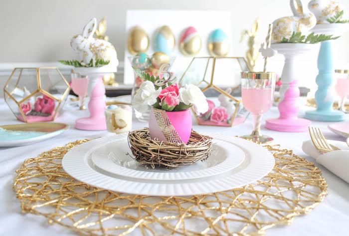 Kaip papuošti šiuolaikinį Velykų stalą, rožinį ir auksinį deko, pavasario nuotrauka geras Velykų savaitgalis, gražus Velykų simbolių vaizdas