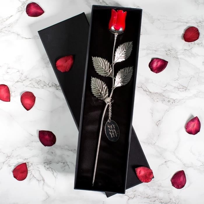 model iz rdeče umetne vrtnice iz kovine v črni usnjeni škatli, ideja za darilo za Valentinovo za elegantno žensko