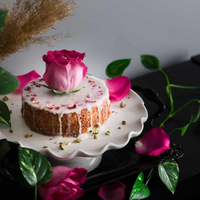 evde romantik akşam yemeği tarifi, güzel çiçek süslemeli ezilmiş fındık ve vanilya ile kolay pasta fikri
