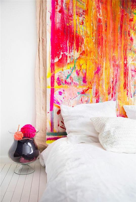 magenta barva fuksije na okrasnem panelu nad posteljo v spalnici s talnimi oblogami iz imitacije svetlega lesa