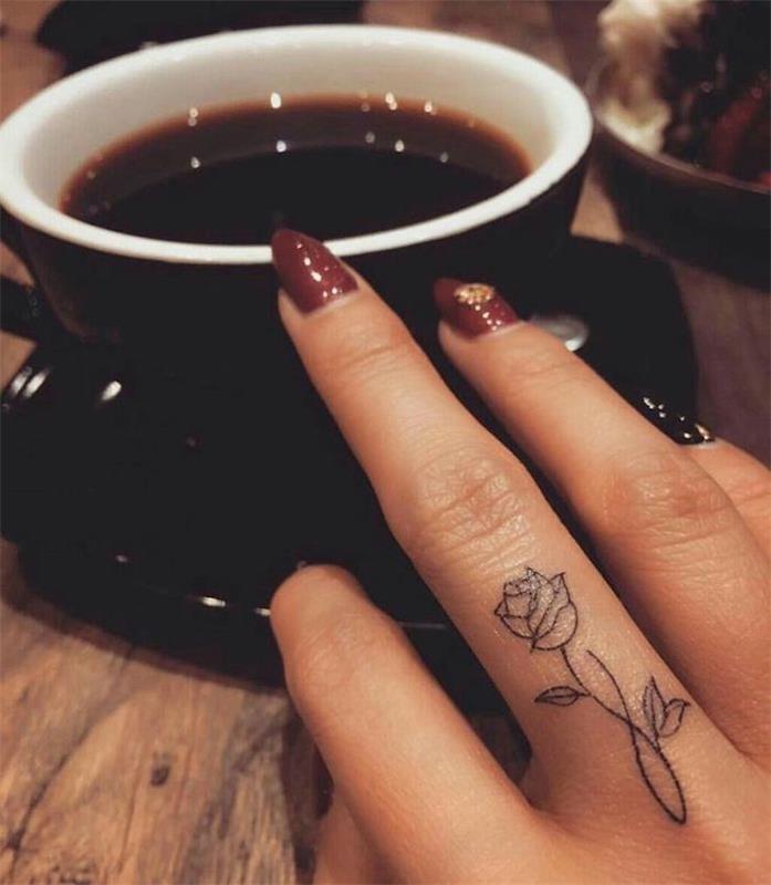 simbol vrtnice in neskončnosti, tetovaža srednjih prstov, tetovaža rožnih prstov, črna skodelica kave