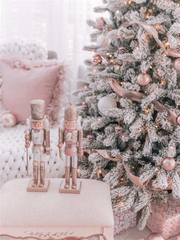 Noel ağacı trendi 2019, büyük karlı yapay ağaç ile beyaz ve pembe Noel için kadınsı bir oturma odası nasıl dekore edilir