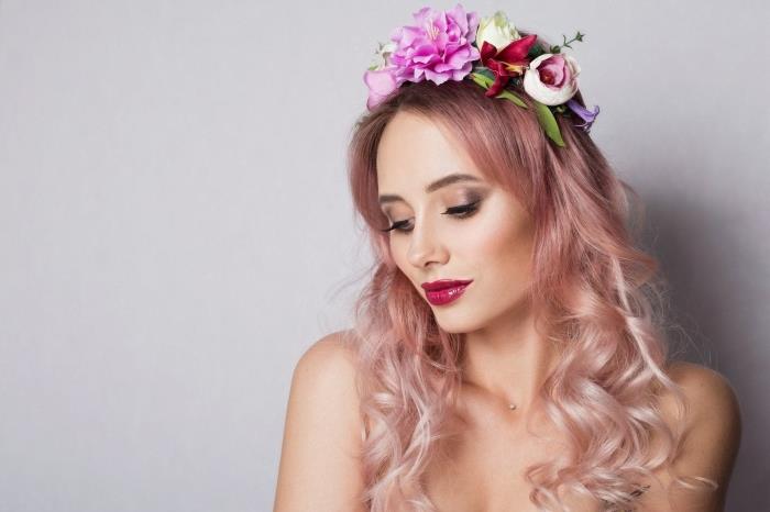temno rjava osnovna pričeska za dolge lase s posvetljenimi konicami blond roza in pastelno roza odtenka