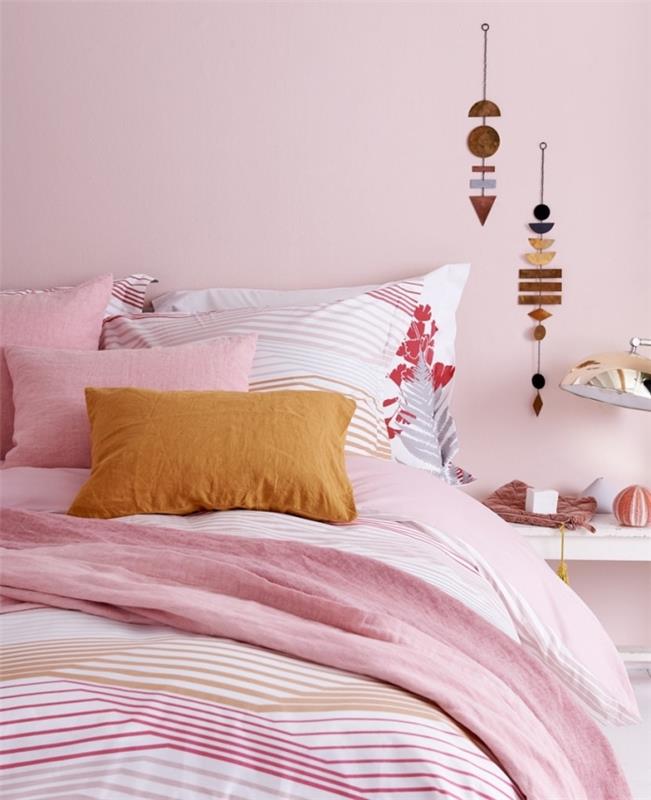 bir genç kızın yatak odası, çift kişilik yatak ve beyaz ahşap mobilyalar ile soluk pembe duvarlı yatak odası nasıl dekore edilir