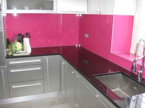 rožinė-virtuvei-siena-purslai-in-glass