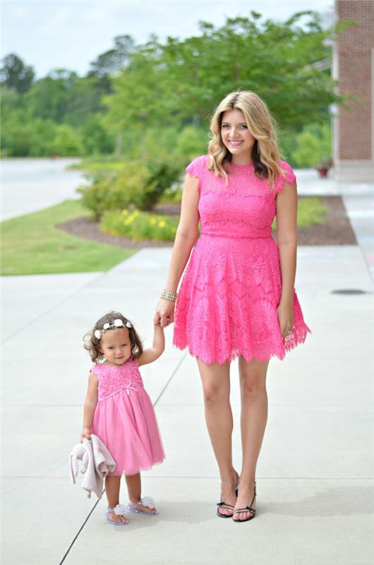 Tinkanti šeimos drabužių idėja, prašmatni apranga moteriai ir jos dukrai per pirmąjį gimtadienį rožinė nėrinių suknelė