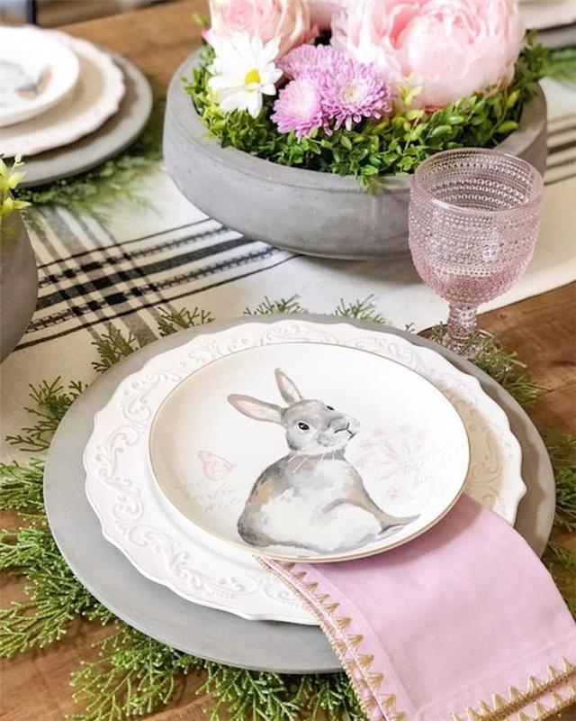 Velykų amatų veikla lengva Velykų stalo dekoravimas rožinė servetėlė