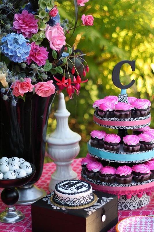 Poceni okraski za zabave, kako praznovati svoj 18. rojstni dan na nepozaben način za vse, nameščen kolaček