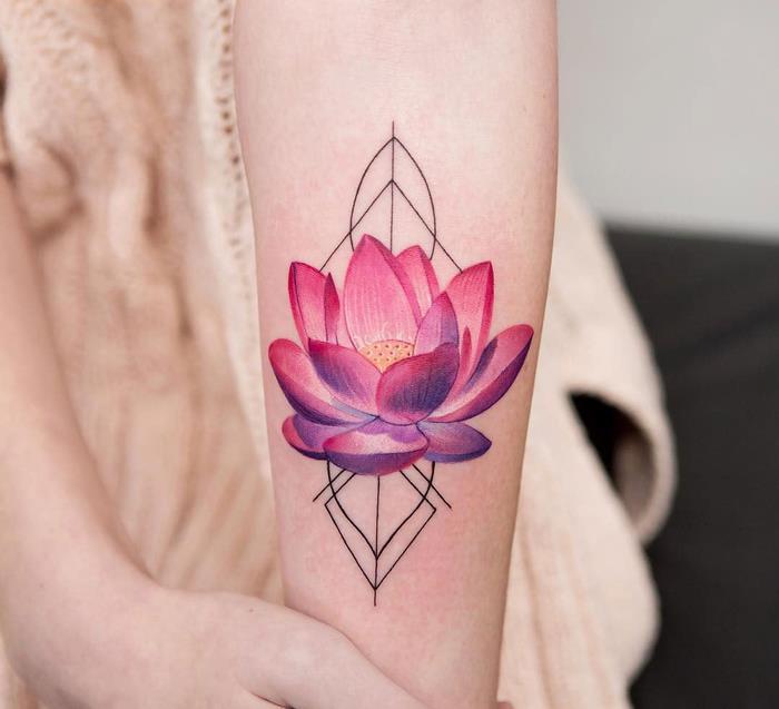 roza in vijolični cvet lotosa, obdan z geometrijskimi oblikami, geometrijskim pomenom tetovaže, tetovažo podlakti