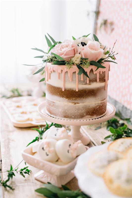 Pyrago idėjos gabalas, sumontuotas prašmatnioms bohemiškoms vestuvėms, gėlių viršaus torto idėja