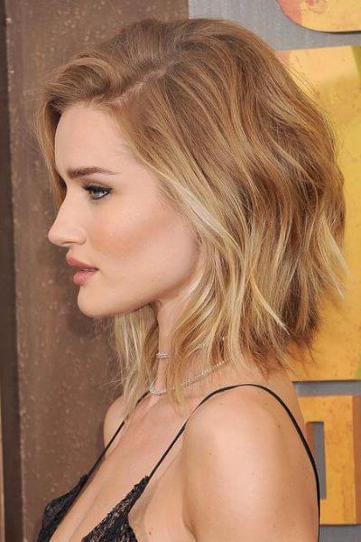 rosie huntington zamegljen bob s svetlimi kodri, svetlimi lasmi, žensko asimetrično pričesko