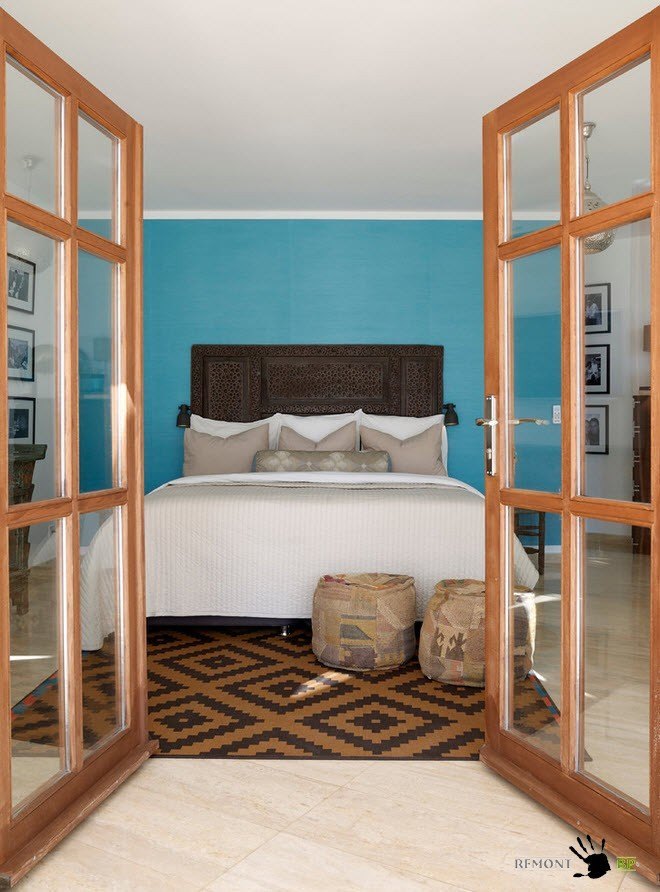 Dormitorio con pared azul