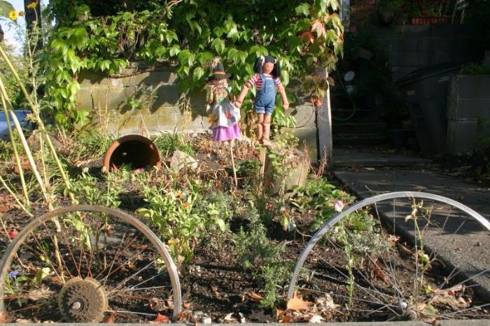kako ponovno uporabiti kolesa na svojem vrtu, da ločite gredico in okrasite svoj vrt
