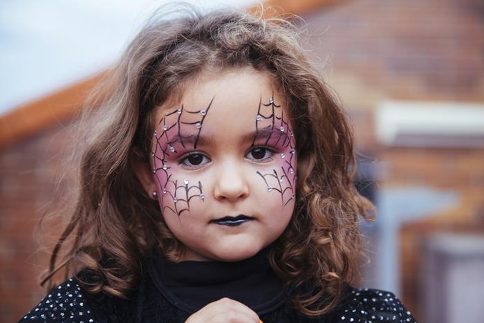 črna šminka halloween makeup deklica risanje platna easy in eye liner ideja ličila za otroško zabavo halloween