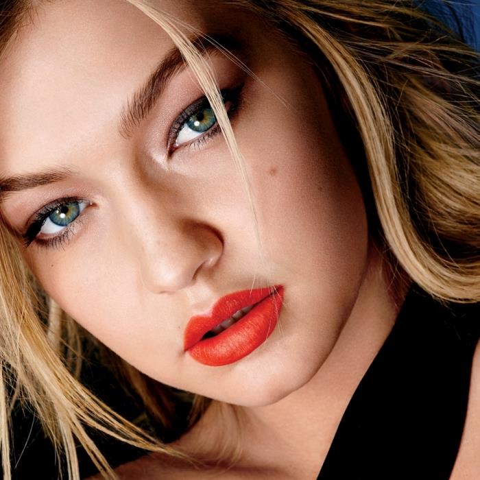 kırmızı ruj, yeşil gözler için makyaj, Gigi Hadid, kırmızı dudaklı sarışın kadın