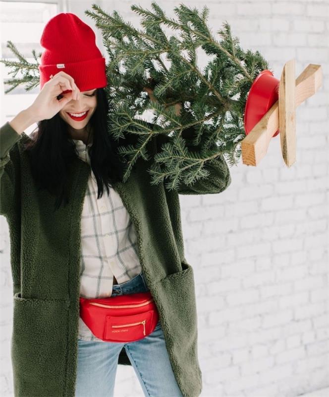 primer enostavnega ličila za zabave, ideja za božično obleko z zelenim plaščem in dodatki klobuk in torba za pas v rdeči barvi