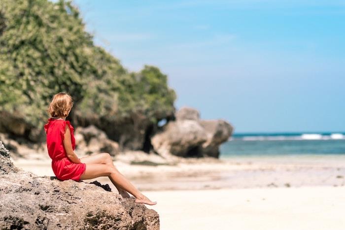 Obleka fluidna obleka kako se obleči danes poletna kolekcija rdeča obleka kratka obleka za na plažo