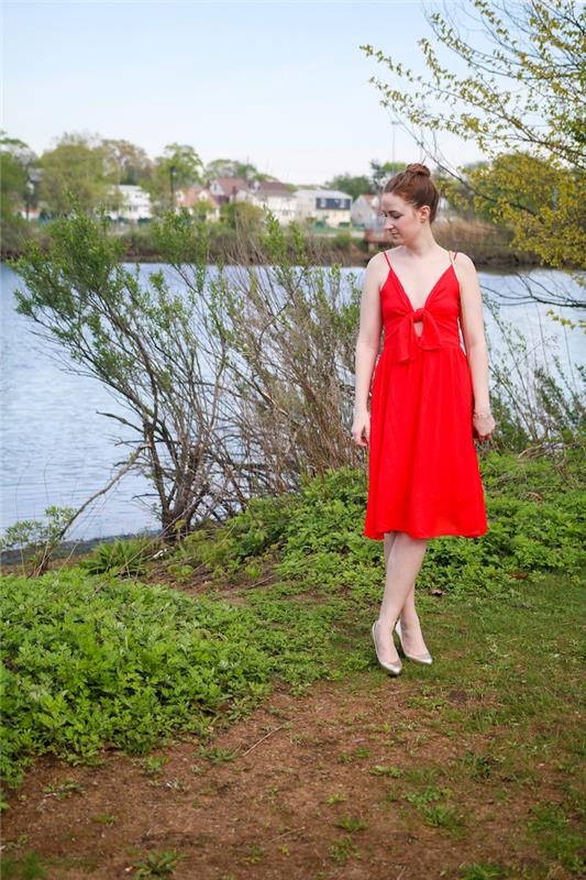 Kaip apsirengti vasarą tekančia suknele ilga tekančia tiesia suknele raudona trumpa suknele auksiniai sandalai