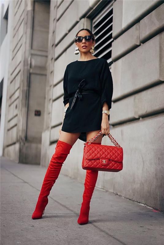 Kırmızı diz üstü çizme kaba olmadan nasıl giyilir, kırmızı diz üstü çizme ve çanta, midi kollu kısa siyah elbise