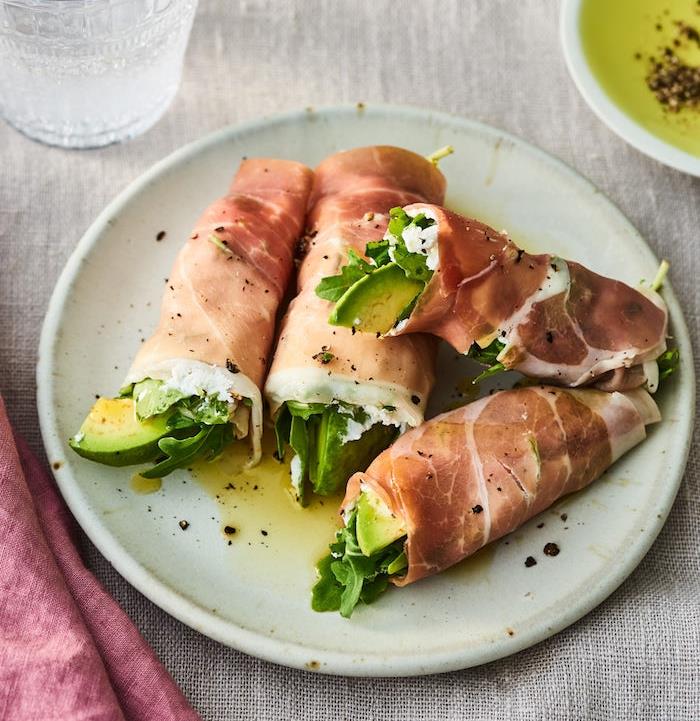 „Prosciutto“ suktinukų su ožkos sūriu, rukola ir avokadu suvyniotas pavyzdys, šaltas užkandis