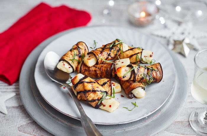 basit Noel meze akşam yemeği aperitifi, rulo patlıcan ve beyaz tabakta haloumi