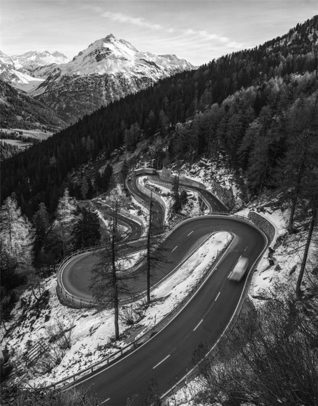 vijugava cesta, ki se vije skozi švicarsko goro, čudovita gorska pokrajina pozimi