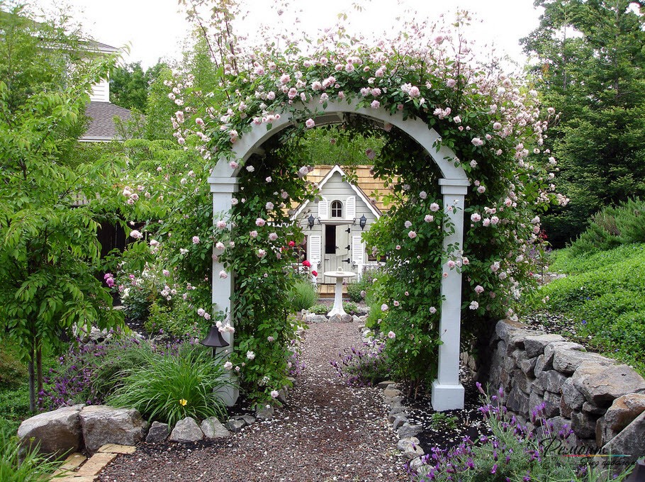 Arco intrecciato di rose