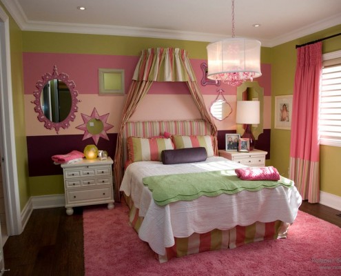 Colore verde all'interno di una camera da letto rosa