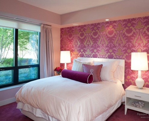 Papel de parede rosa com um padrão - um toque elegante do quarto