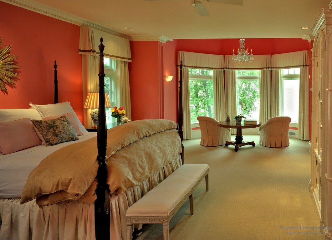 Opzioni di illuminazione in una camera da letto rosa