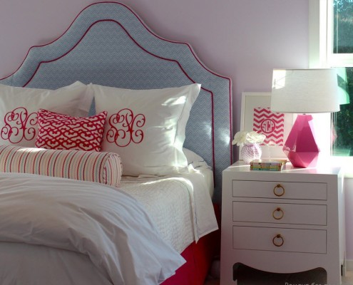 Illuminazione aggiuntiva nella camera da letto rosa