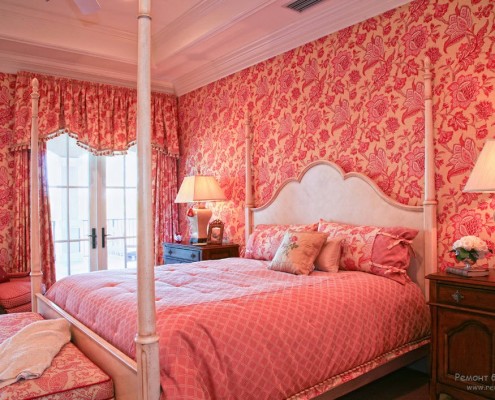 Interno rosa di lusso della camera da letto