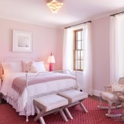 Camera da letto bianca e rosa