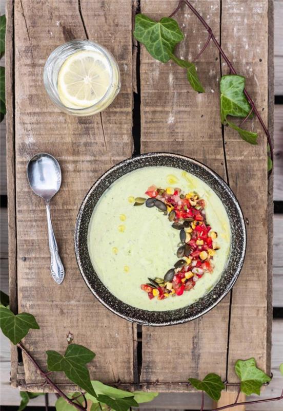 začinjen recept za gazpacho, gazpacho z zelenim avokadom in kumarami, okrašen z mehiško solato