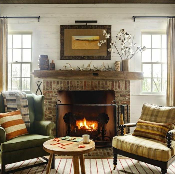 retro dnevna soba kamin prižgan ogenj naslanjači barva dnevna soba skandinavski slog majhna okrogla miza