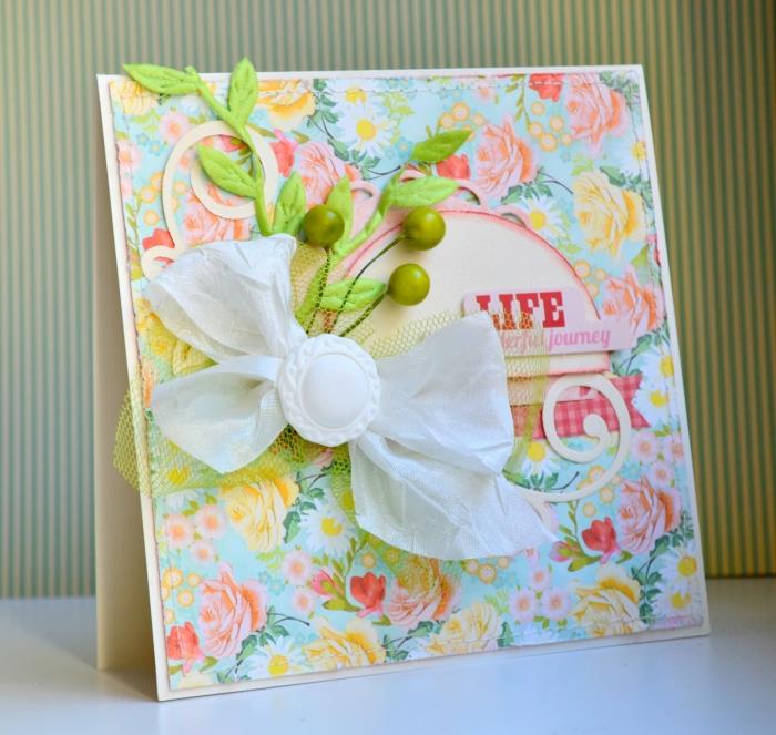 „pasidaryk pats“ gimtadienio atvirukas iš popieriaus laužo su gėlių raštais, idėja, kaip papuošti naminę atviruką su figūrėlėmis